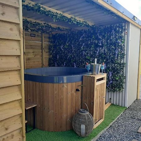 Anglesey New Modern Shepherds Hut With Spa Hot Tub Gwalchmai Exteriör bild