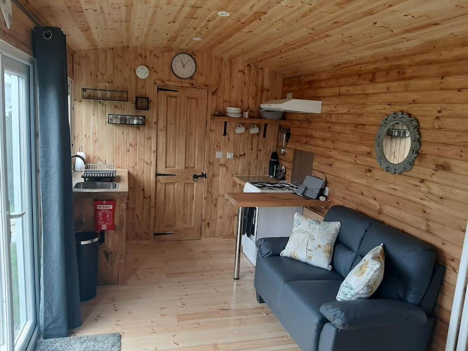 Anglesey New Modern Shepherds Hut With Spa Hot Tub Gwalchmai Exteriör bild