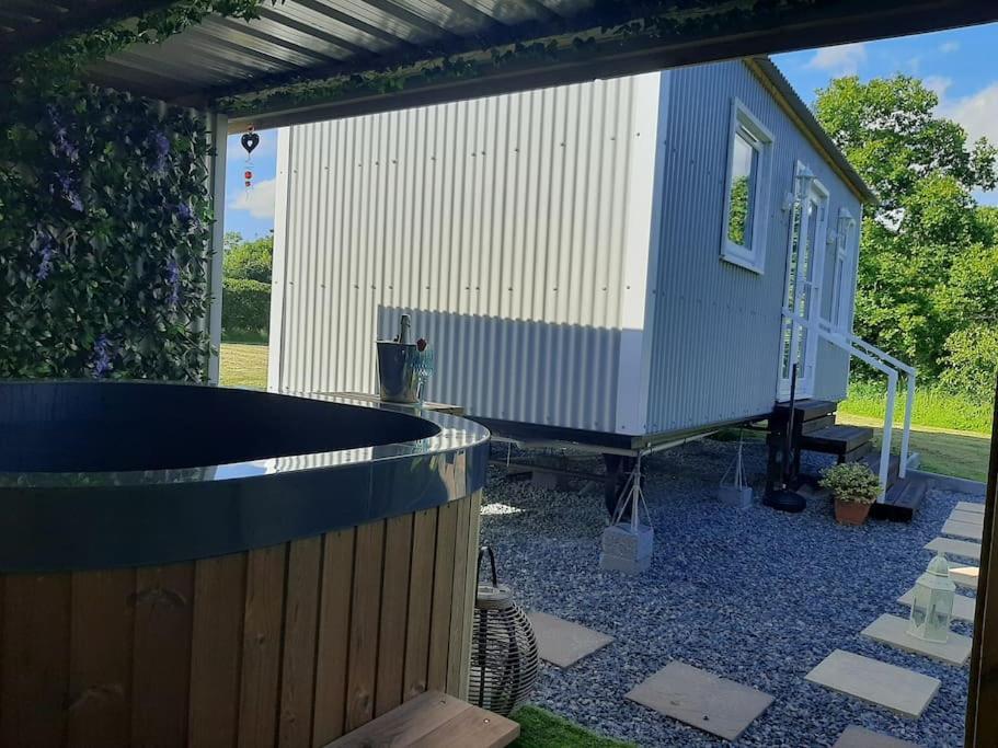 Anglesey New Modern Shepherds Hut With Spa Hot Tub Gwalchmai Exteriör bild