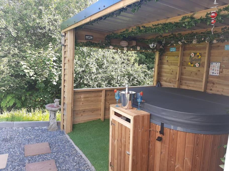 Anglesey New Modern Shepherds Hut With Spa Hot Tub Gwalchmai Exteriör bild