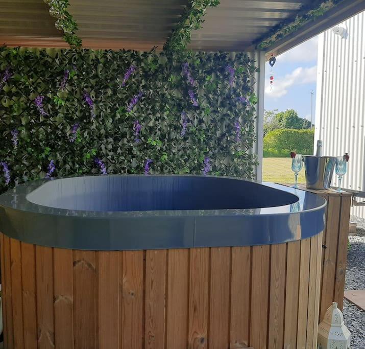 Anglesey New Modern Shepherds Hut With Spa Hot Tub Gwalchmai Exteriör bild