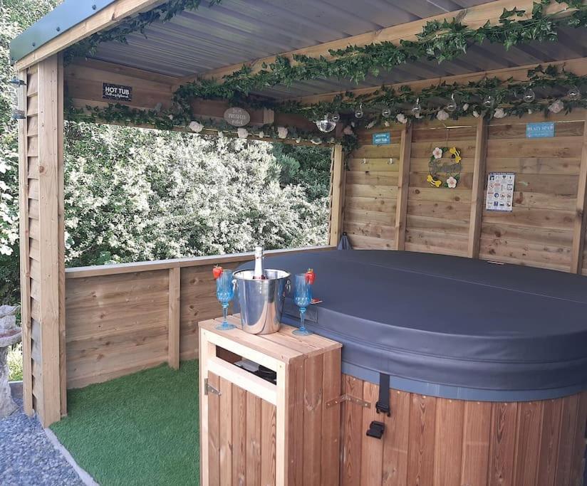 Anglesey New Modern Shepherds Hut With Spa Hot Tub Gwalchmai Exteriör bild