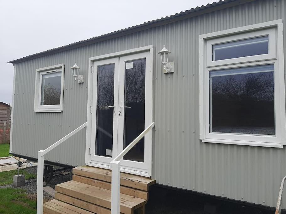 Anglesey New Modern Shepherds Hut With Spa Hot Tub Gwalchmai Exteriör bild