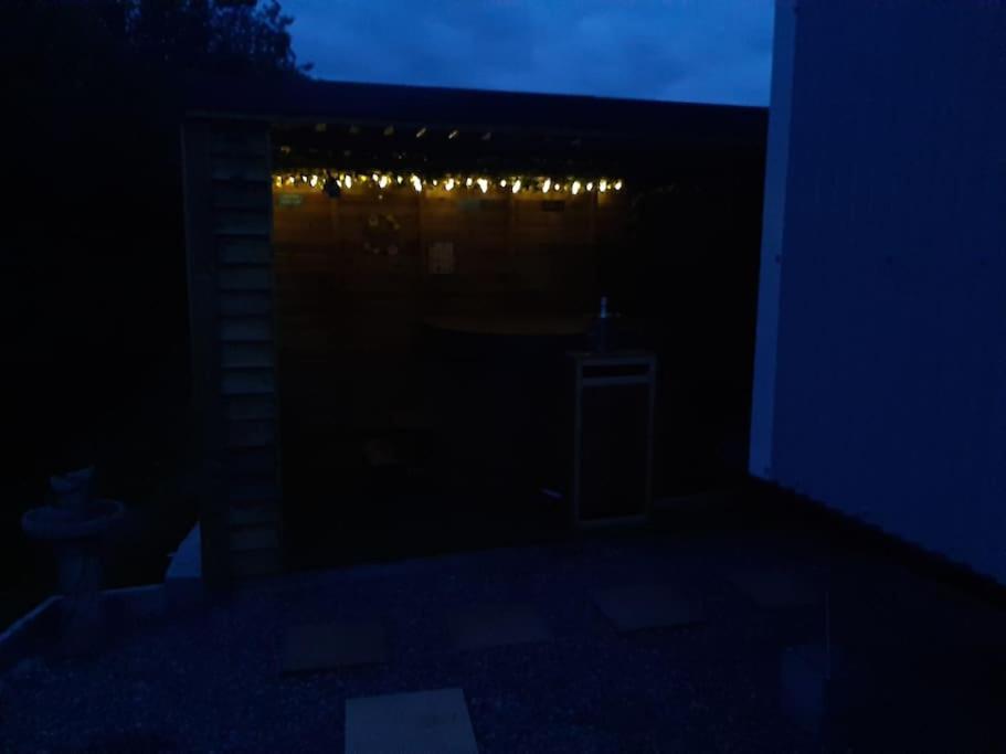 Anglesey New Modern Shepherds Hut With Spa Hot Tub Gwalchmai Exteriör bild