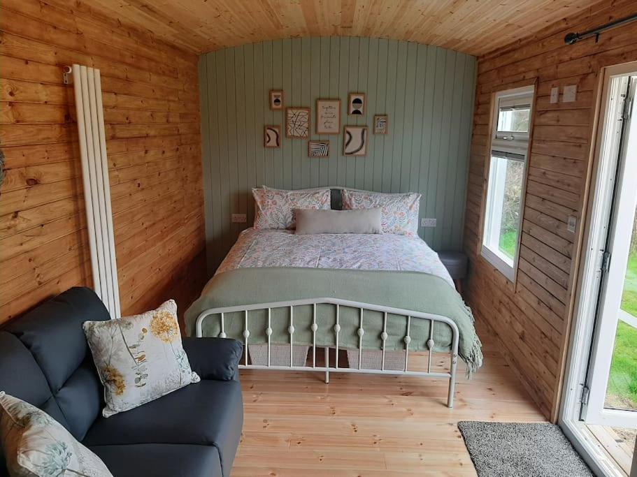 Anglesey New Modern Shepherds Hut With Spa Hot Tub Gwalchmai Exteriör bild