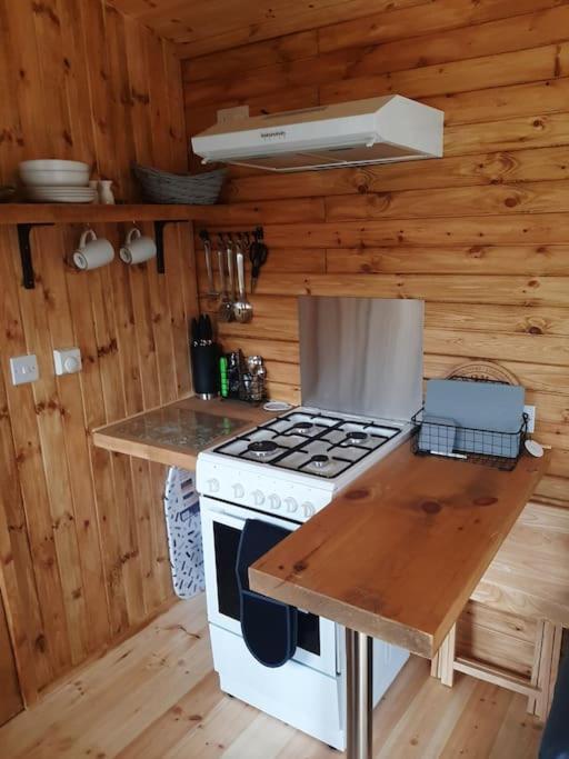 Anglesey New Modern Shepherds Hut With Spa Hot Tub Gwalchmai Exteriör bild