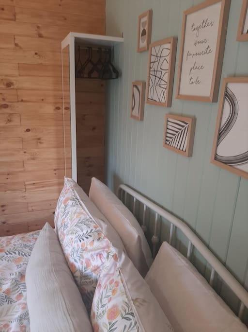 Anglesey New Modern Shepherds Hut With Spa Hot Tub Gwalchmai Exteriör bild