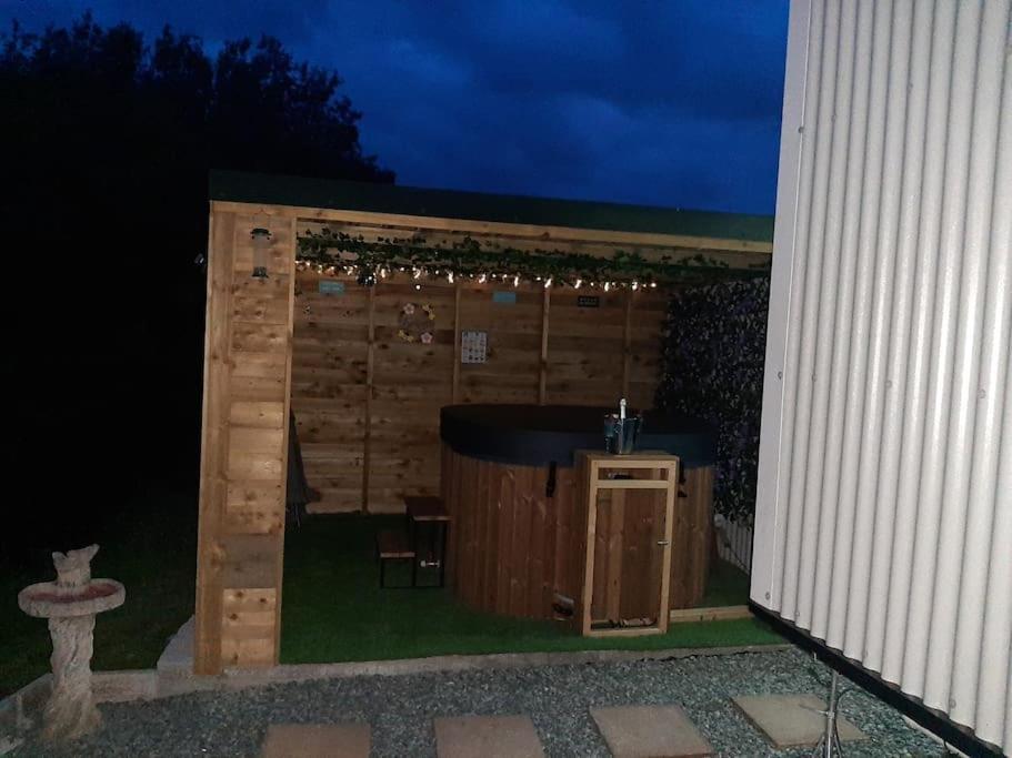 Anglesey New Modern Shepherds Hut With Spa Hot Tub Gwalchmai Exteriör bild