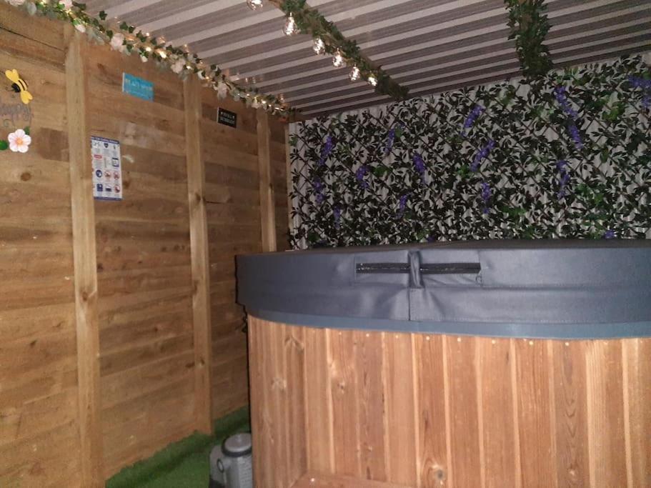 Anglesey New Modern Shepherds Hut With Spa Hot Tub Gwalchmai Exteriör bild