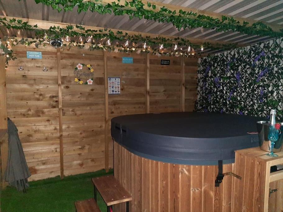 Anglesey New Modern Shepherds Hut With Spa Hot Tub Gwalchmai Exteriör bild
