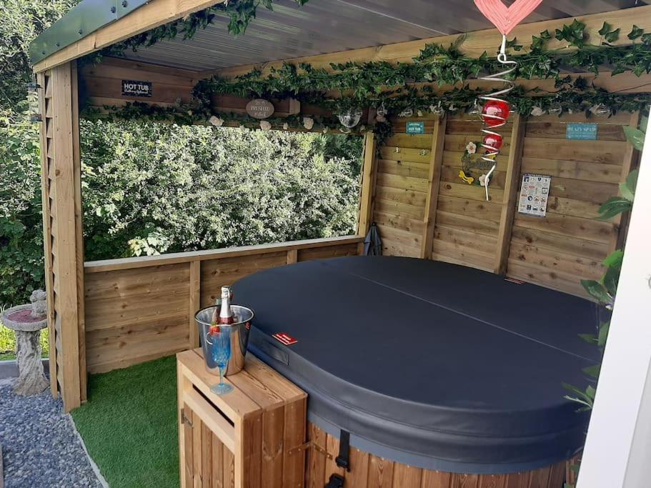 Anglesey New Modern Shepherds Hut With Spa Hot Tub Gwalchmai Exteriör bild
