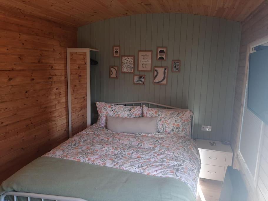 Anglesey New Modern Shepherds Hut With Spa Hot Tub Gwalchmai Exteriör bild