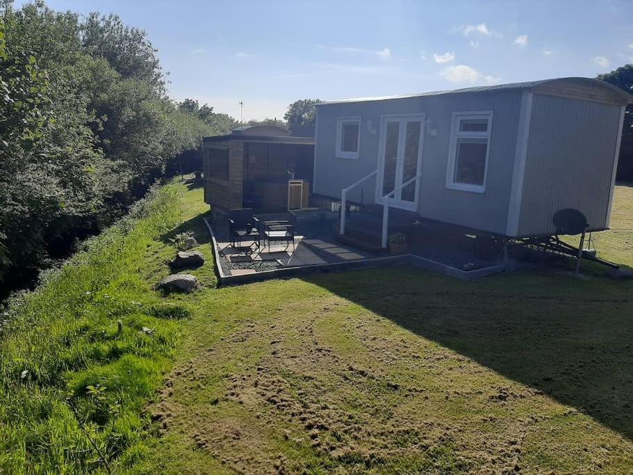 Anglesey New Modern Shepherds Hut With Spa Hot Tub Gwalchmai Exteriör bild