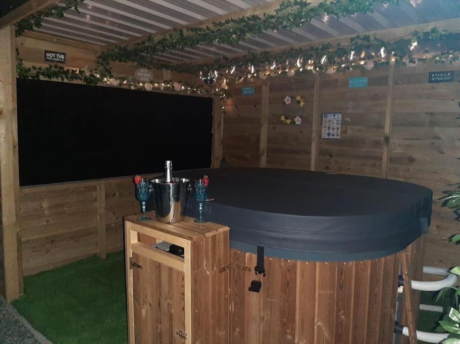 Anglesey New Modern Shepherds Hut With Spa Hot Tub Gwalchmai Exteriör bild