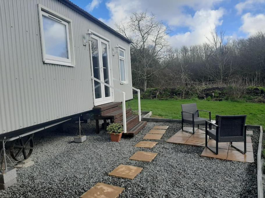 Anglesey New Modern Shepherds Hut With Spa Hot Tub Gwalchmai Exteriör bild