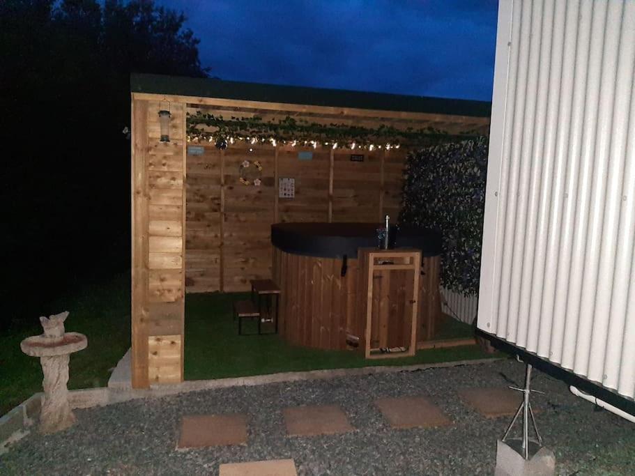 Anglesey New Modern Shepherds Hut With Spa Hot Tub Gwalchmai Exteriör bild